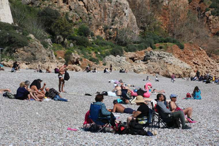 Antalya'da Bahar Havası: Konyaaltı Sahili İnsan Akınına Uğradı 5