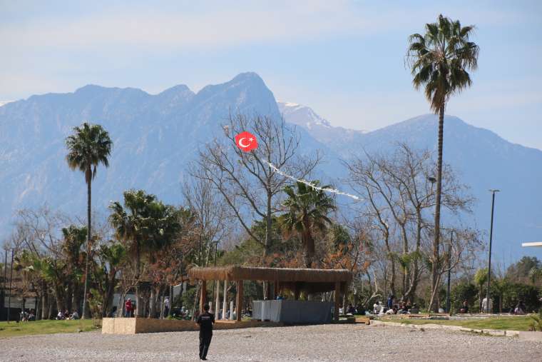 Antalya'da Bahar Havası: Konyaaltı Sahili İnsan Akınına Uğradı 3