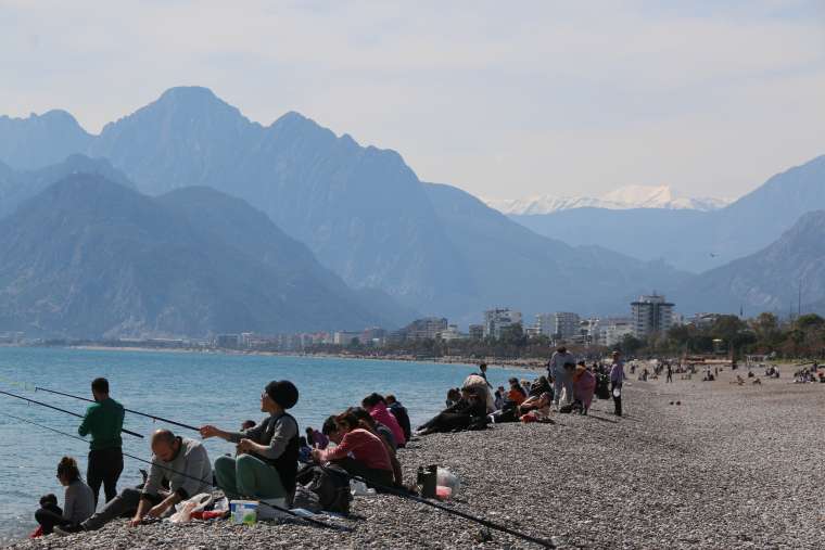 Antalya'da Bahar Havası: Konyaaltı Sahili İnsan Akınına Uğradı 2