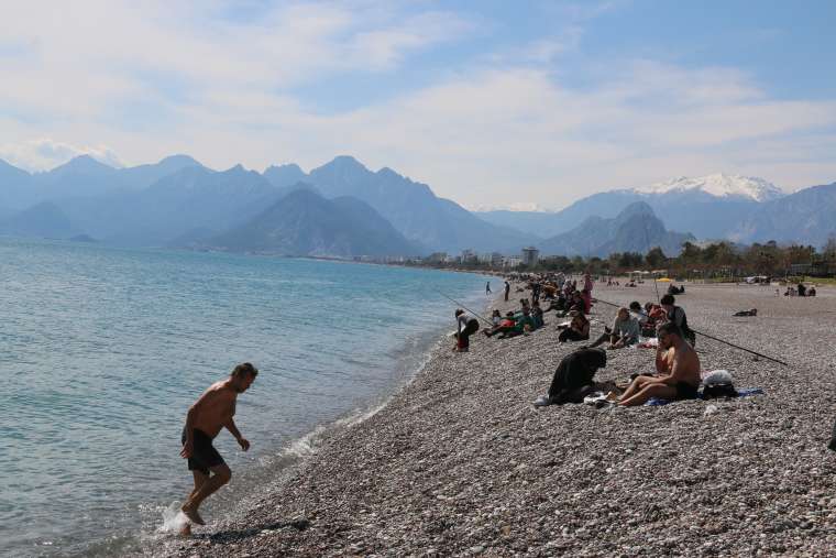 Antalya'da Bahar Havası: Konyaaltı Sahili İnsan Akınına Uğradı 1