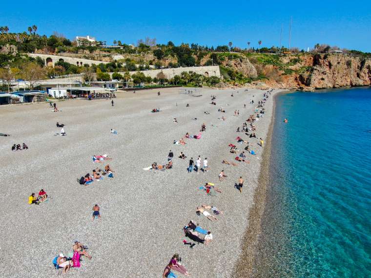 Antalya'da Bahar Havası: Konyaaltı Sahili İnsan Akınına Uğradı 9