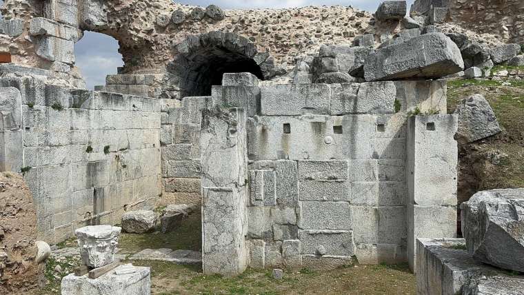 İznik Roma Tiyatrosu ve Tarihi Surlar Restorasyonla Turizme Açıldı 14