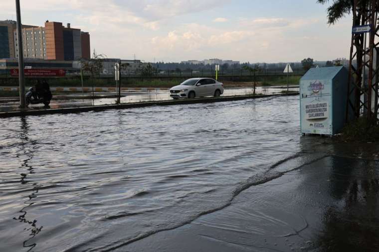 Adana'da sağanak ve dolu aniden bastırdı 1