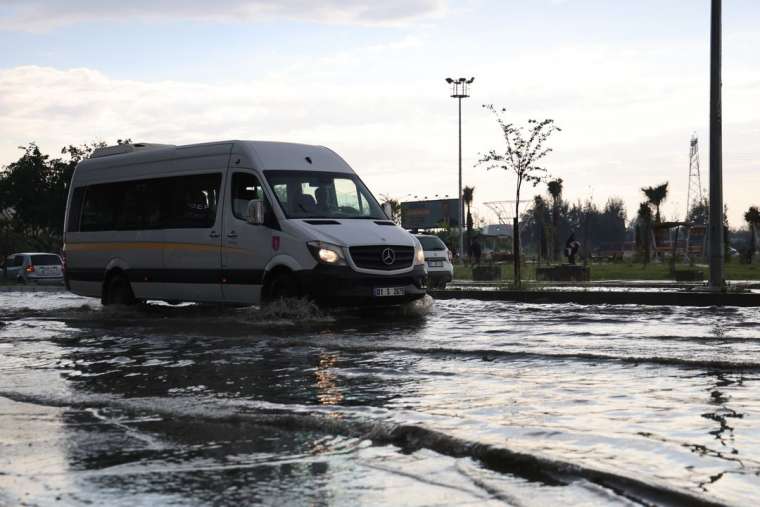 Adana'da sağanak ve dolu aniden bastırdı 2