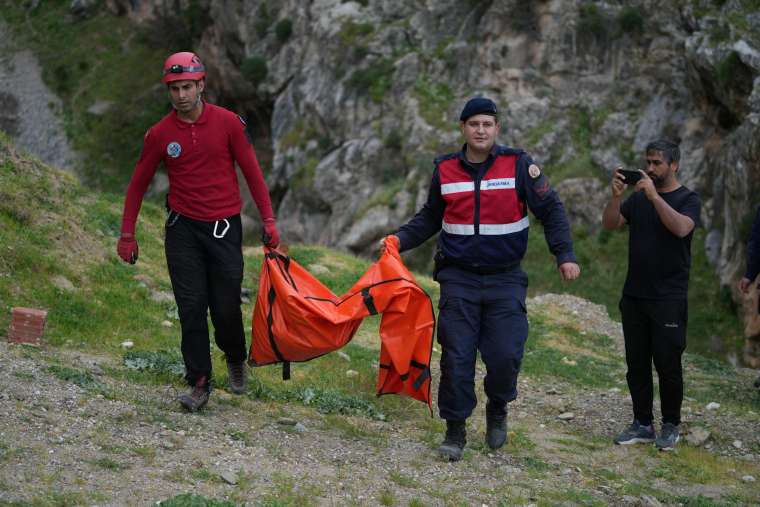 Manisa'nın Spil Dağı'nda Dere İçerisinde Erkek Ces*di Bulundu 8