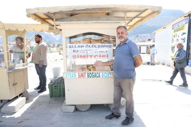 Gören bir daha bakıyor: Allah Ölülerine Kavuştursun Simitçisi 3