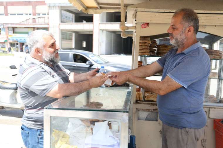 Gören bir daha bakıyor: Allah Ölülerine Kavuştursun Simitçisi 2