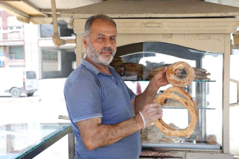 Gören bir daha bakıyor: Allah Ölülerine Kavuştursun Simitçisi 1