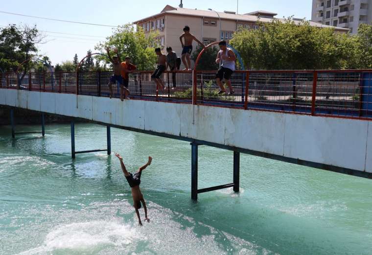 Adana'da yüzme bilmeyeni boğulmasın diye dövüyorlar 4