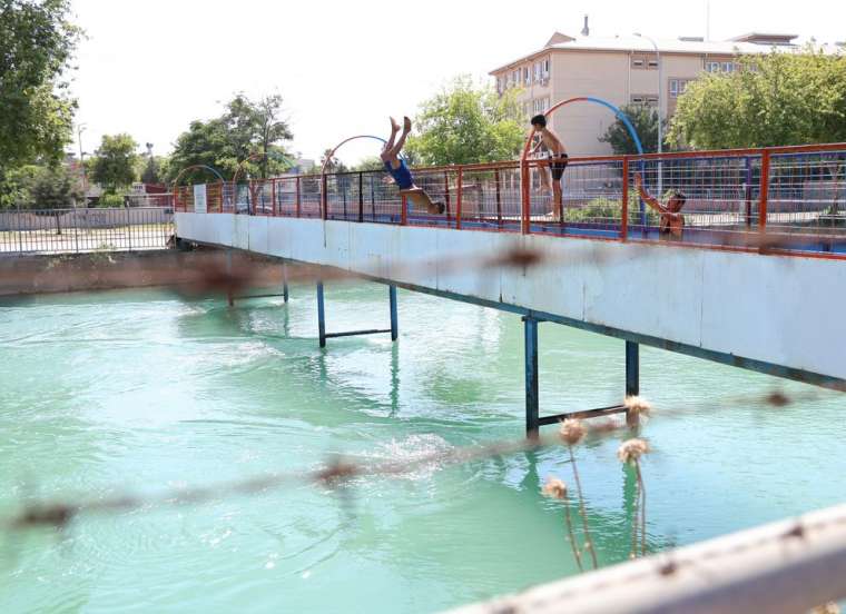 Adana'da yüzme bilmeyeni boğulmasın diye dövüyorlar 2