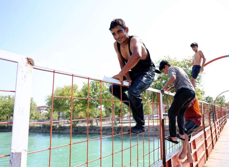 Adana'da yüzme bilmeyeni boğulmasın diye dövüyorlar 7