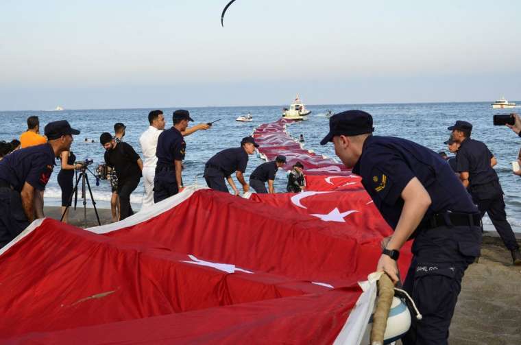 Mersin'de denize 1 kilometrelik Türk bayrağı açıldı 12