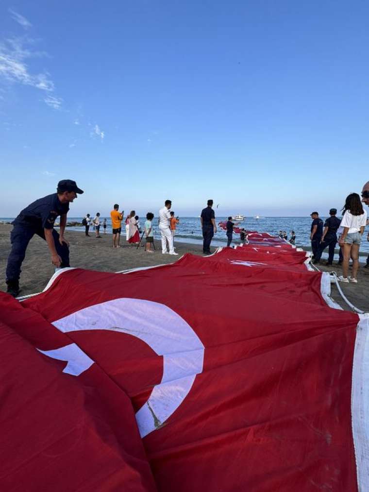 Mersin'de denize 1 kilometrelik Türk bayrağı açıldı 7