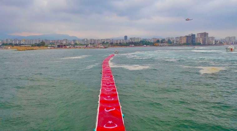 Mersin'de denize 1 kilometrelik Türk bayrağı açıldı 2