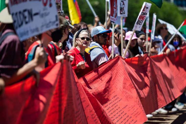 Binlerce Filistin destekçisi Beyaz Saray’ı kuşattı 9