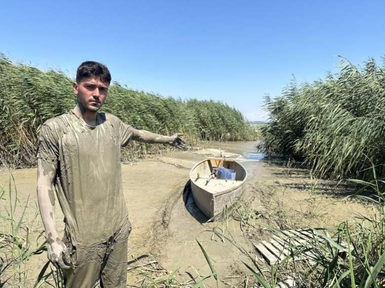 Mustafakemalpaşa’da Çiftçiler Su İçin Çamura Gömülüyor 1