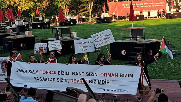 ODTÜ Mezuniyet töreninde pankartlar sosyal medyada gündem oldu! İşte o pankartlar 11