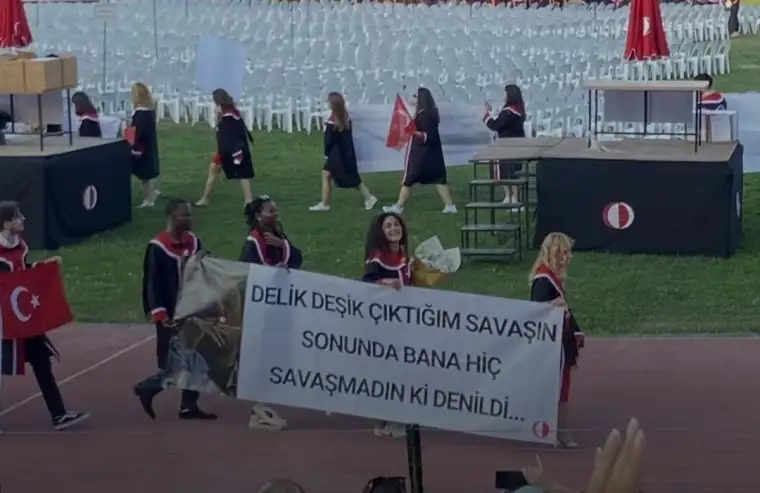 ODTÜ Mezuniyet töreninde pankartlar sosyal medyada gündem oldu! İşte o pankartlar 6