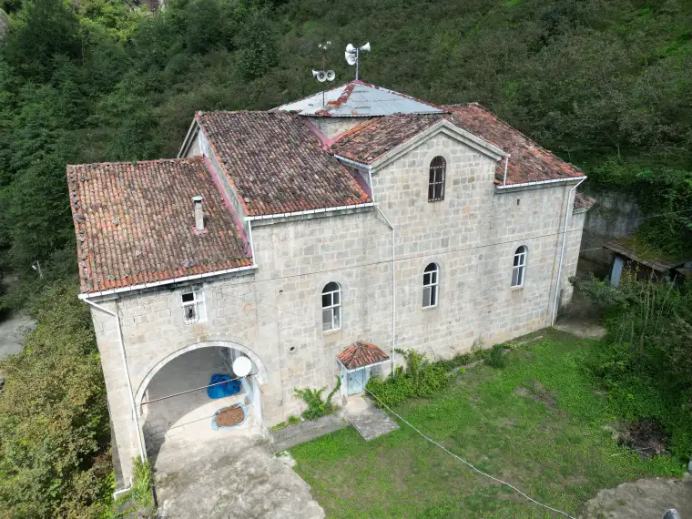 Yaklaşık bir asırdır cami olarak kullanılan tarihi kilise 3