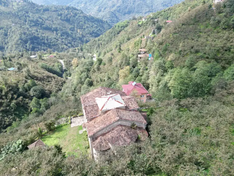 Yaklaşık bir asırdır cami olarak kullanılan tarihi kilise 6