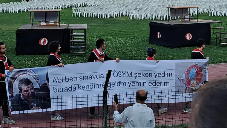 ODTÜ Mezuniyet töreninde pankartlar sosyal medyada gündem oldu! İşte o pankartlar 14