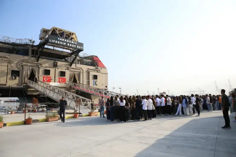 Depremzede öğrenciler için 'Yüzen Okul'da ders zili çaldı 1