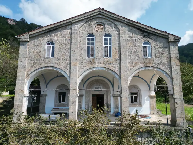 Yaklaşık bir asırdır cami olarak kullanılan tarihi kilise 7