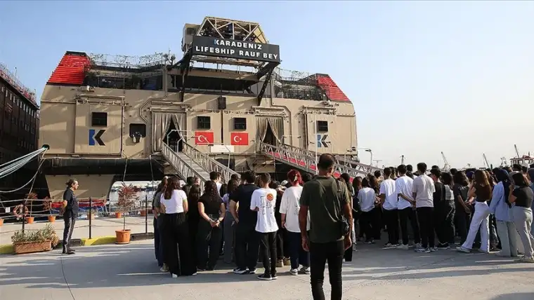 Depremzede öğrenciler için 'Yüzen Okul'da ders zili çaldı 4