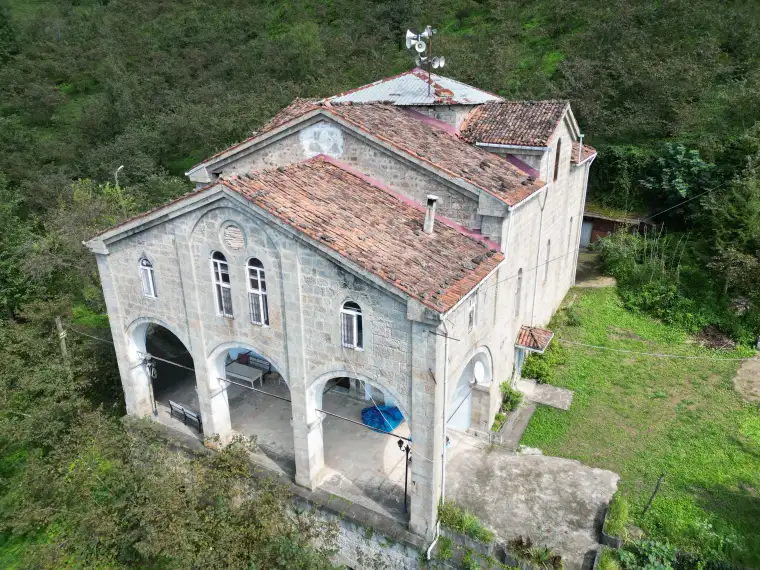 Yaklaşık bir asırdır cami olarak kullanılan tarihi kilise 1