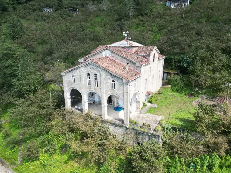 Yaklaşık bir asırdır cami olarak kullanılan tarihi kilise 2