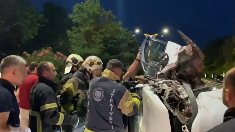 İzmit'te sabah saatlerinde korkutan kaza! Yan yatan otomobilden cam kesilerek kurtarıldı