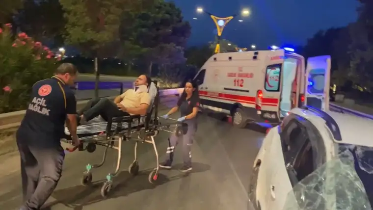 İzmit'te sabah saatlerinde korkutan kaza! Yan yatan otomobilden cam kesilerek kurtarıldı