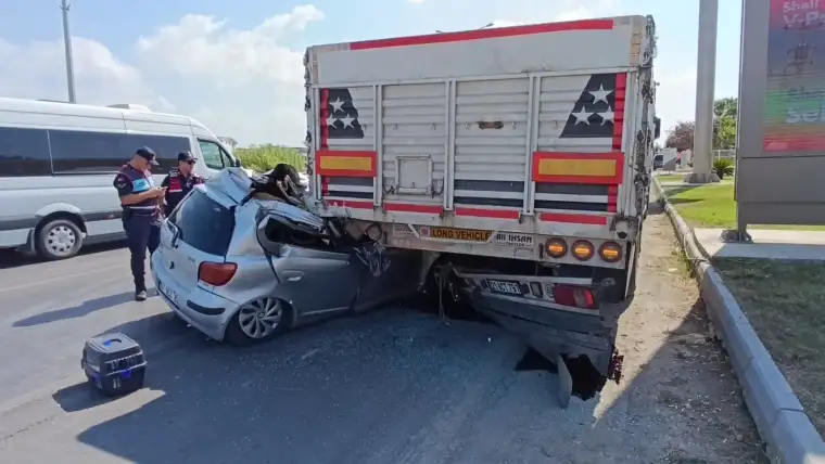 Manavgat’ta K*rkunç K*za! Tıra Çarpan Otomobilde Genç Kız Hayatını Kaybetti