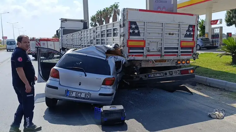 Manavgat’ta K*rkunç K*za! Tıra Çarpan Otomobilde Genç Kız Hayatını Kaybetti