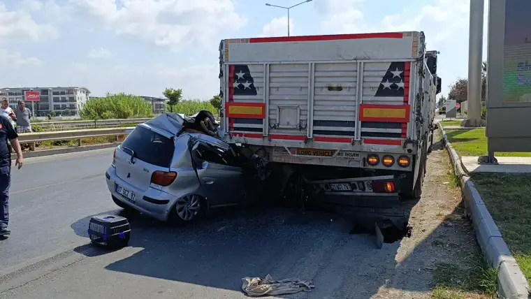 Manavgat’ta K*rkunç K*za! Tıra Çarpan Otomobilde Genç Kız Hayatını Kaybetti