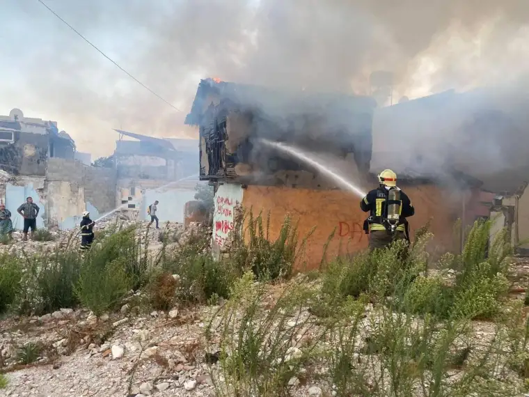 Hatay'da Metruk Binayı Önce Deprem Sonra Yangın Vurdu