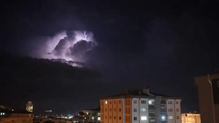 Samsun'da Gök Gürültülü Yağışla Şimşekler Büyüleyici Manzara Oluştu