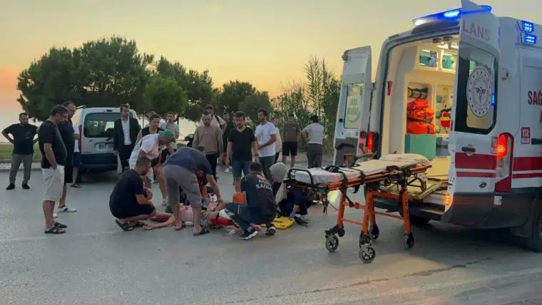 Antalya'da Elektrikli Bisiklet ve Otomobil Çarpıştı: 2 Yaralı