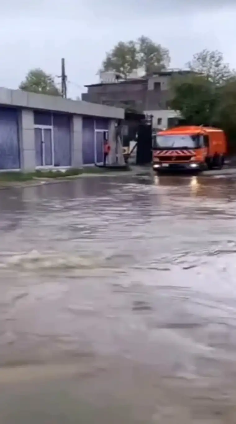 İstanbul'da Sağanak Yağış Beykoz'u Vurdu: Yollar Göle Döndü