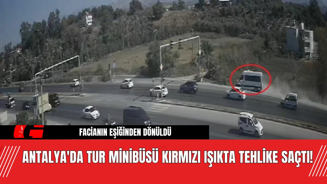 Antalya'da Tur Minibüsü Kırmızı Işıkta Tehlike Saçtı!