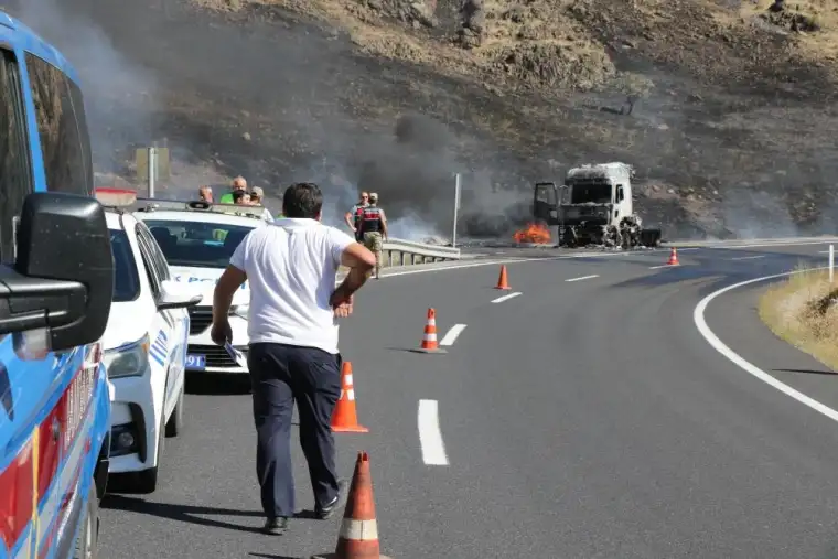 Erzincan-Erzurum Yolu Üzerinde Tır Alevlere Teslim Oldu