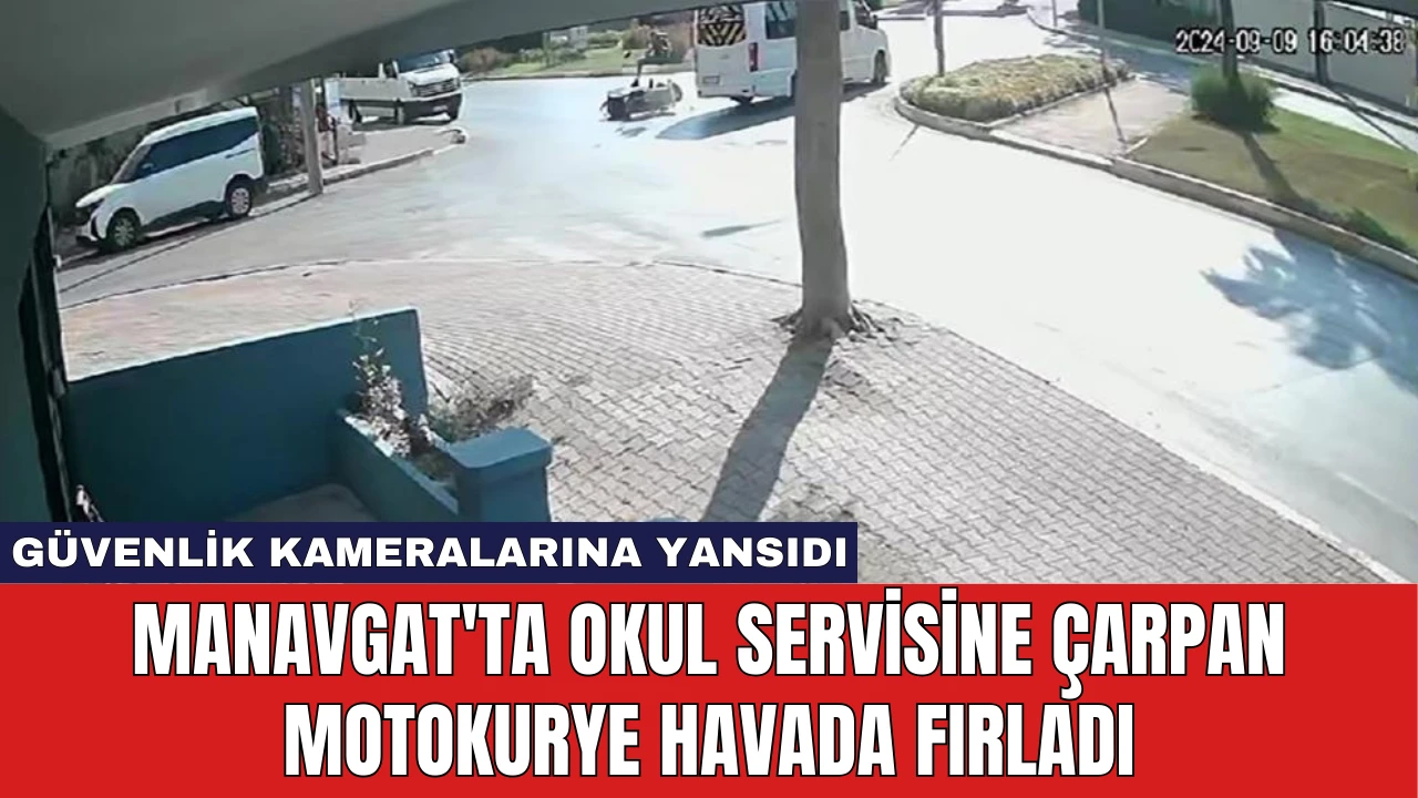 Manavgat'ta Okul Servisine Çarpan Motokurye Havada Fırladı