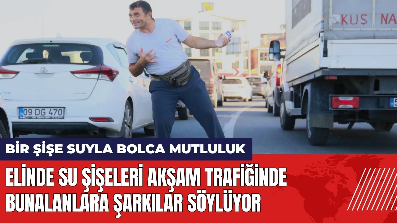 Elinde su şişeleri akşam trafiğinde bunalanlara şarkılar söylüyor