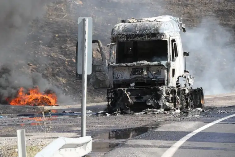 Erzincan-Erzurum Yolu Üzerinde Tır Alevlere Teslim Oldu