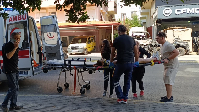 Antalya'da motosiklet kaldırıma çarparak devrildi: 1 yaralı